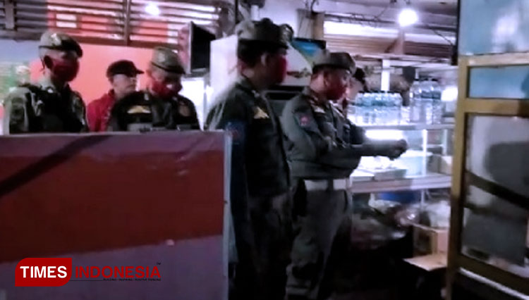 Salah satu pedagang kena tegur petugas karena masih buka pada saat jam malam. (FOTO: Humas Pemkab Pemalang for TIMES Indonesia)