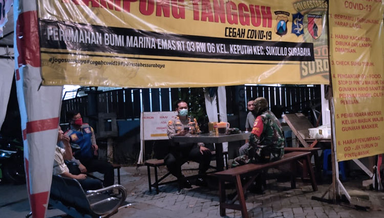 Posko Kampung Tangguh Cegah Covid-19 di Perumahan Bumi Marina Emas, Keputih, Sukolilo, Surabaya, Kamis (28/5/2020). (Foto: Dokumentasi warga) 
