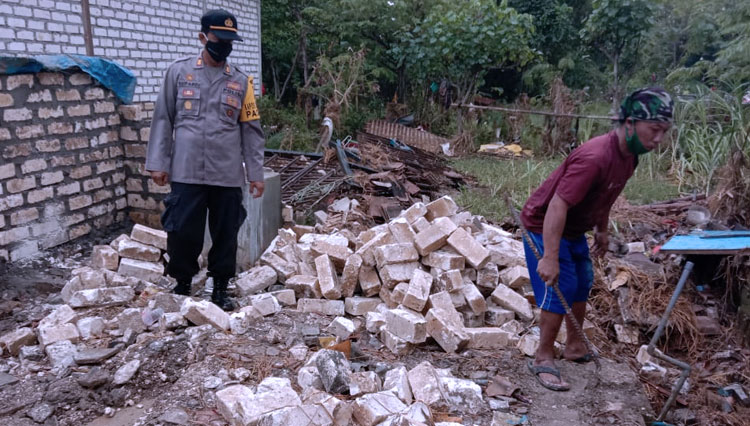 Rumah milik Sumantri, warga Kelurahan Blimbing, Kecamatan Paciran, Kabupaten Lamongan yang sempat roboh diterjang banjir, mulai dibangun kembali, Kamis (28/5/2020). (FOTO: Forkopimcam Paciran for TIMES Indonesia)