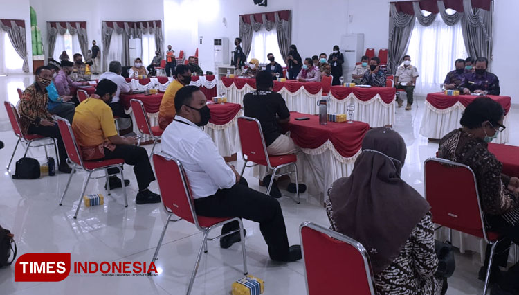 Suasana rapat koordinasi penetapan new normal di pendapa rumah jabatan Wali Kota Bontang. (Foto: Kusnadi/TIMES Indonesia)
