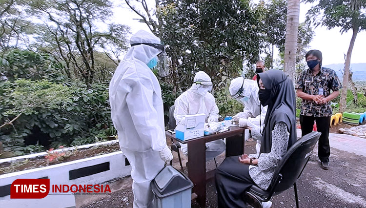 Tampak petugas medis di Klinik IPWL Abdi Karya BNN lakukan pengambilan sampel darah kepada pegawai ASN dan tenaga kerja kontrak BNN di giat rapid test (FOTO: Asnadi/ TIMES Indonesia)