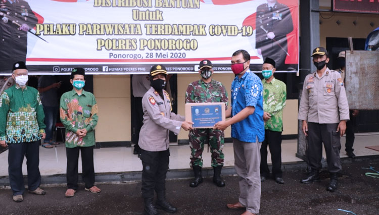 Wakapolres Kompol Indah Wahyuni secara simbolis menerima bantuan dari Perwakilan Dinas Pariwisata Ponorogo. (foto: humas polres/TIMES Indonesia)