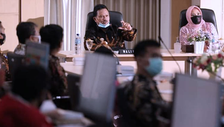 Wali Kota Madiun H. Maidi bersama camat dan lurah saat data bantuan. (Foto: Diskominfo Kota Madiun/TIMES Indonesia)