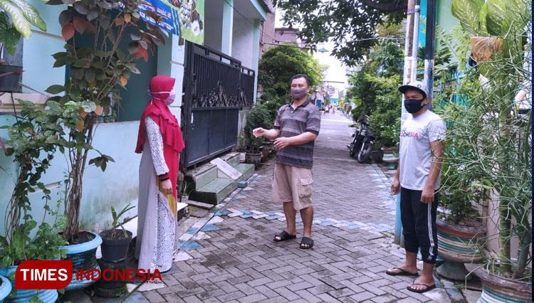 Warga Kelurahan Simomulyo Surabaya melakukan Gerakan Belanja ke Tetangga menghadapi era normal baru. (Foto: Ammar Ramzi/Times Indonesia) 