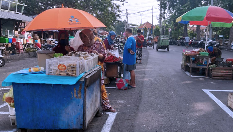 Suasana penerapan physical distancing di pasar tradisional Pegirian, Surabaya pada Kamis, (28/5/2020) menyambut New Normal. (Foto: PD Pasar Surya Surabaya for Times Indonesia)