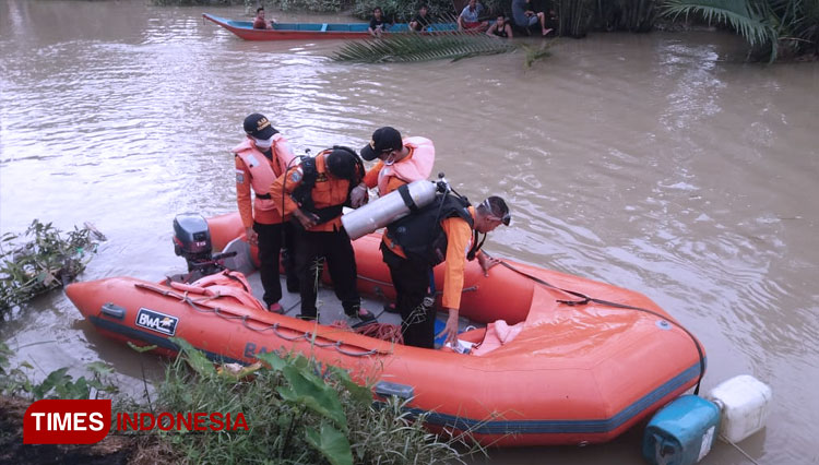 Petugas gabungan bersama warga melakukan pencarian korban. (FOTO: Pendim Cilacap for TIMES Indonesia)