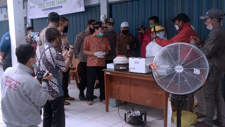 Bupati Banjarnegara Budhi Sarwono berikan pengarahan saat sidak di Pasar Batur. (FOTO: Intelkam for TIMES Indonesia)