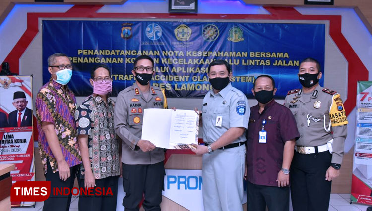 Kapolres Lamongan, AKBP Harun bersama perwakilan Jasa Raharja dan rumah sakit, menunjukkan nota kesepahaman yang telah ditandatangani, Jumat (29/5/2020). (FOTO: Humas Polres Lamongan for TIMES Indonesia)