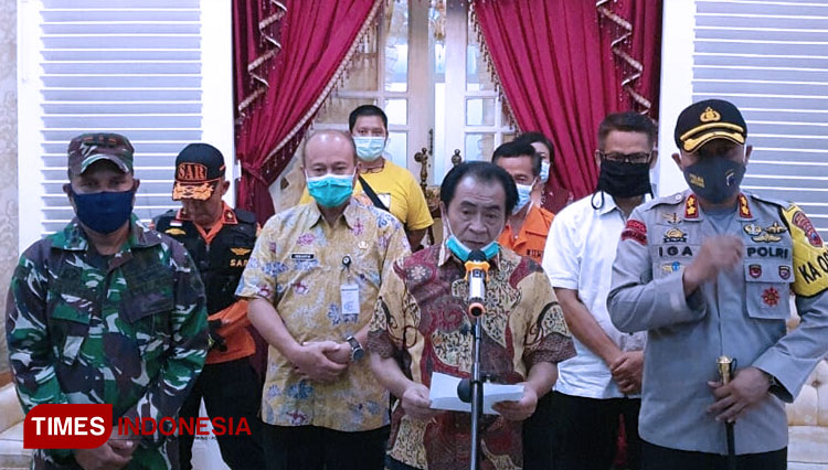 Bupati Banjarnegara Budhi Sarwono beserta unsur Gugus Tugas Penanganan Covid-19 Kabupaten berikan keterangan pers. (FOTO: Intelkam for TIMES Indonesia)