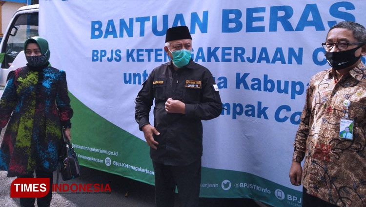 Bupati Malang, Drs HM Sanusi MM pada saat menerima bantuan dari BPJS Ketenagakerjaan. (Foto : Binar Gumilang / TIMES Indonesia)