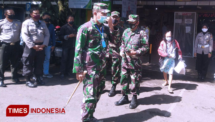 Danrem 083 BDJ, Kolonel Inf Zainuddin saat meninjau Pasar Oro-Oro Dowo. (Foto : Binar Gumilang / TIMES Indonesia)