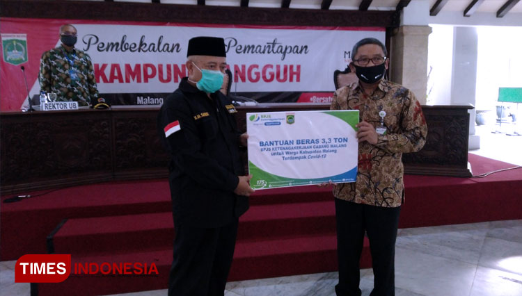 Bupati Malang, Drs HM Sanusi MM saat menerima bantuan beras dari BPJS Ketenagakerjaan. (FOTO: Binar Gumilang/TIMES Indonesia)