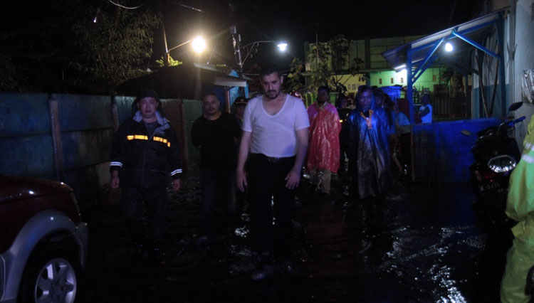 Wali Kota Probolinggo, Habib Hadi Zainal Abidin mengecek permukiman warga yang terendam banjir. (foto: Kominfo)