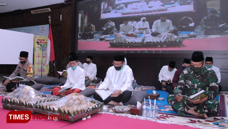 Kegiatan Khotmil Quran yang berlangsung di Pendopo Lokatantra Lamongan dan dilakukan secara serentak di seluruh wilayah Lamongan, Jumat (29/5/2020). (FOTO: Humas Pemkab Lamongan for TIMES Indonesia)