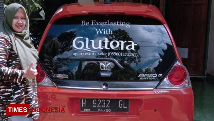 Keke Nurhidayah, Glutera Lover Ungaran bersama mobil yang baru dibelinya di tengah pandemi Covid-19. (FOTO: Glutera for TIMES Indonesia)