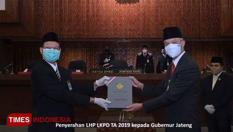 Penyerahan LHP LKPD TA 2019 kepada Gubernur Jateng. (FOTO: Humas Pemprov Jateng for TIMES Indonesia)