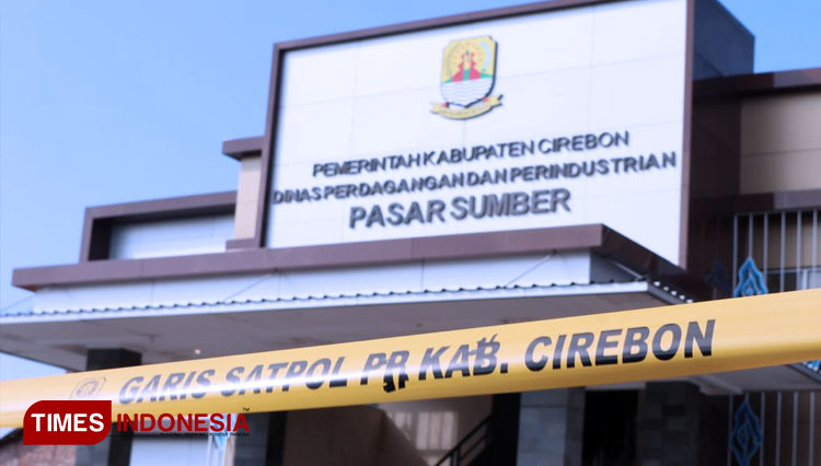 Penutupan Pasar Sumber Kabupaten Cirebon Setelah Dua Pedagang Dinyatakan Positif Covid-19 (Foto: Devteo MP/TIMES Indonesia)