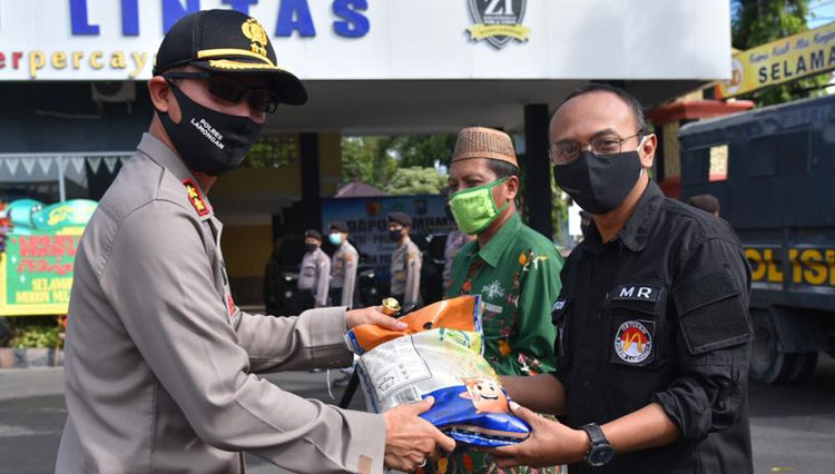 Kapolres Lamongan, AKBP Harun, secara simbolis menyerahkan bantuan dari Mabes Polri kepada perwakilan Ormas, di Mapolres Lamongan, Jumat (29/5/2020). (FOTO: Humas Polres Lamongan for TIMES Indonesia)