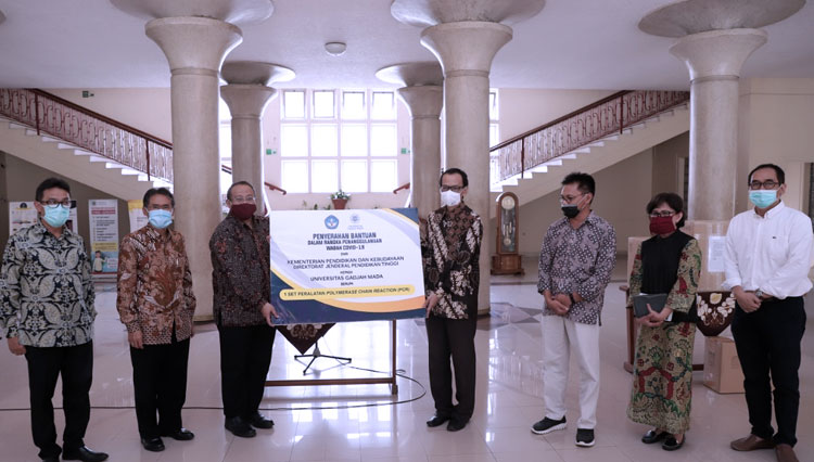 Prof. Ir. Nizam, Plt Direktur Jenderal Pendidikan Tinggi Kemendikbud (ke empat dari kanan) ketika menyerahkan bantuan peralatan Covid-19 kepada UGM. (FOTO: Humas UGM for TIMES Indonesia)