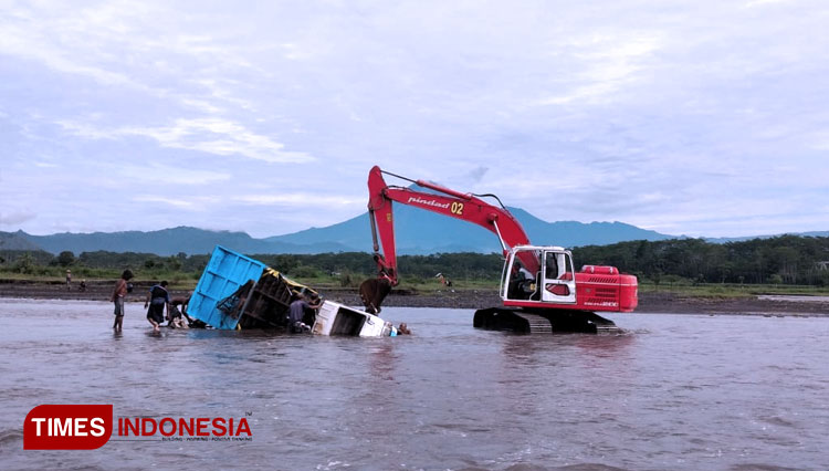 Proses evakuasi truk tambang pasir yang terseret banjir lahar semeru (FOTO: Qomaruddin Hamdi/TIMES Indonesia)