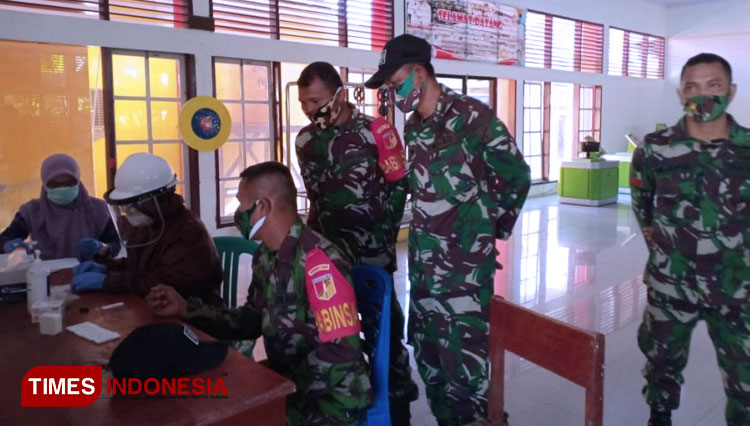 Anggota TNI Kodim 1308/LB yang Ikut Pengamanan di Tempat Karantina Ikuti Rapid Test. (FOTO: AJP TIMES Indonesia)