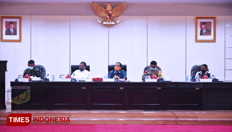 Gubernur Sulteng Longki Djanggola saat memimpin rapat bersama forkopimda di Kantor Gubernur Sulteng. (FOTO: Humas Pemprov Sulteng for TIMES Indonesia)