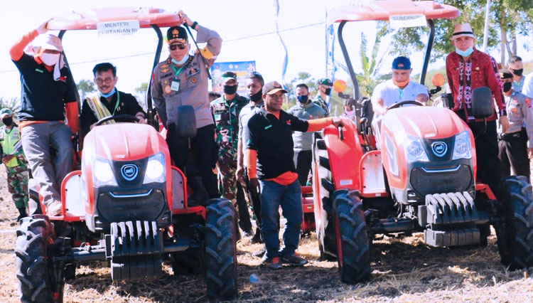 Menteri Pertanian (Mentan RI) Syahrul Yasin Limpo menyerahkan bantuan traktor untuk petani Kupang NTT, Jumat (29/5/2020). (FOTO: Kementan RI)