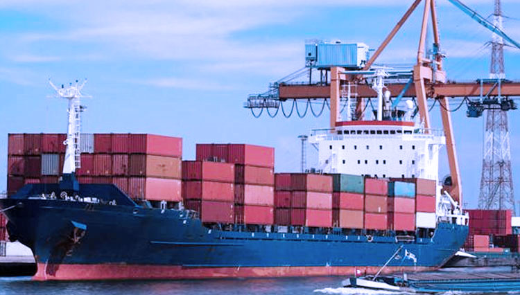 Ilustrasi kapal kargo memuat komoditas barang ekspor. (FOTO: Jurnalagro)