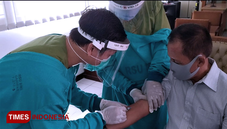 Kajari Banyumas Eko Bambang Marsudi yang di rapid test oleh petugas kesehatan RSUD Banyumas. (FOTO : Sutrisno/TIMES Indonesia)