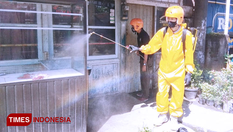 Petugas gabungan lakukan penyemprotan disinfektan di semua sudut ruangan Pasar Karangkobar, Banjarnegara. (FOTO : Muchlas Hamidi/TIMES Indonesia)