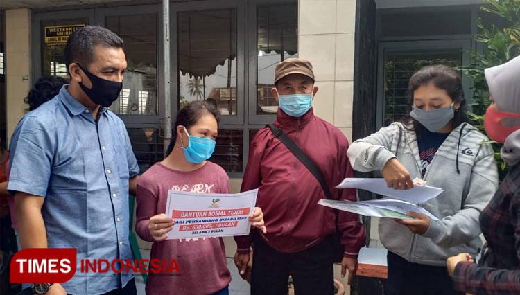 Dinas sosial Kediri kirim bantuan BST kepada disabilitas di kantor pos. (Foto: Diskominfo Kabupaten Kediri)