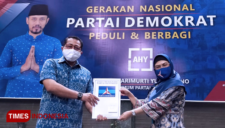 Bakal calon Wali Kota Tangerang Selatan Siti Nur Azizah dapat Surat Tugas Demokrat. (Foto: Deny for TIMES Indonesia)
