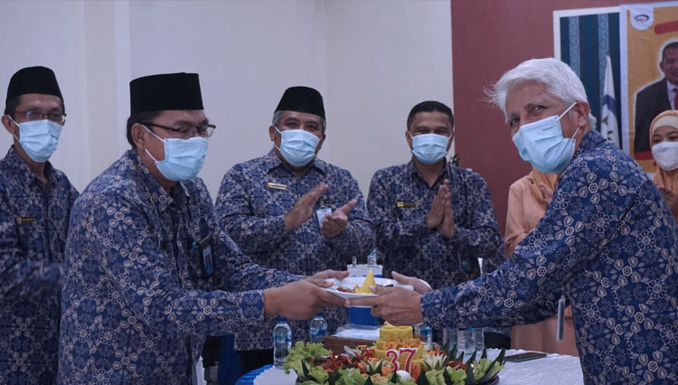 Pemotongan tumpeng oleh perwakilan BPKP Malut. (Foto: Humas BPKP Malut for TIMES Indonesia)