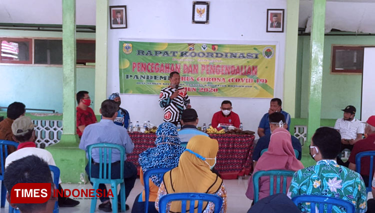Ketua DPRD Kabupaten Bondowoso H Ahmad Dhafir, saat memberikan sambutan dalam acara rapat kordinasi Kampung Tangguh Covid-19 di Desa Mengen Kecamatan Tamanan (FOTO: Moh Bahri/TIMES Indonesia).