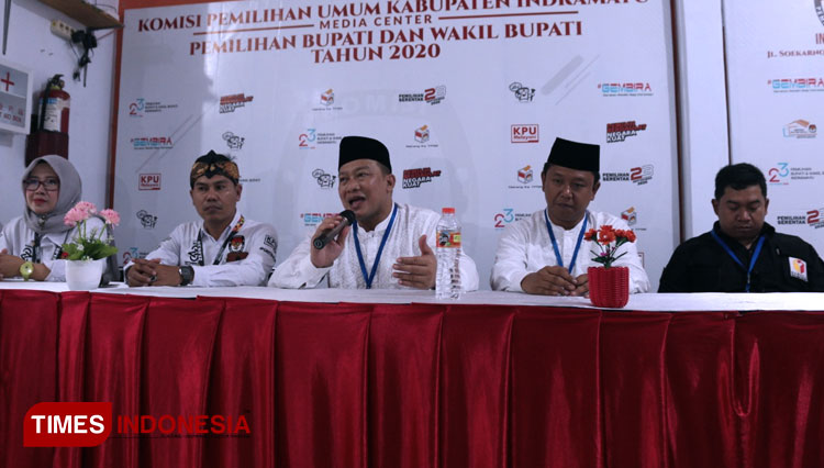 Ketua ACKDP sekaligus calon Bupati jalir perseorangan pada Pilkada Indramayu 2020 saat penyerahan syarat dukungan ke KPU Indramayu. (Foto: Nurhidayat/TIMES Indonesia)