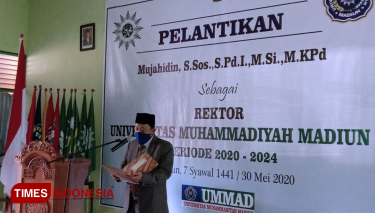 Pelantikan dan pengucapan sumpah Rektor Unmuh Madiun dilakukan secara online. (Foto: Gerry Setiawan/TIMESIndonesia) 