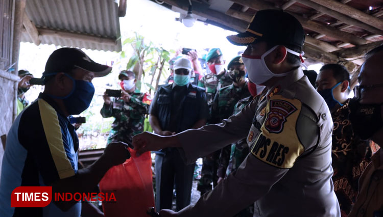 Kapolres Majalengka, AKBP Bismo Teguh Prakoso, memberikan bantuan kepada warga terdampak Covid-19. (Foto: Humas Polres Majalengka for TIMES Indonesia) 