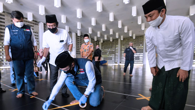 Gubernur Jabar Ridwan Kamil meninjau Masjid Al-Irsyad Kota Baru Parahyangan di Padalarang, Sabtu (30/5/2020). (Foto: Humas Jabar for TIMES Indonesia)