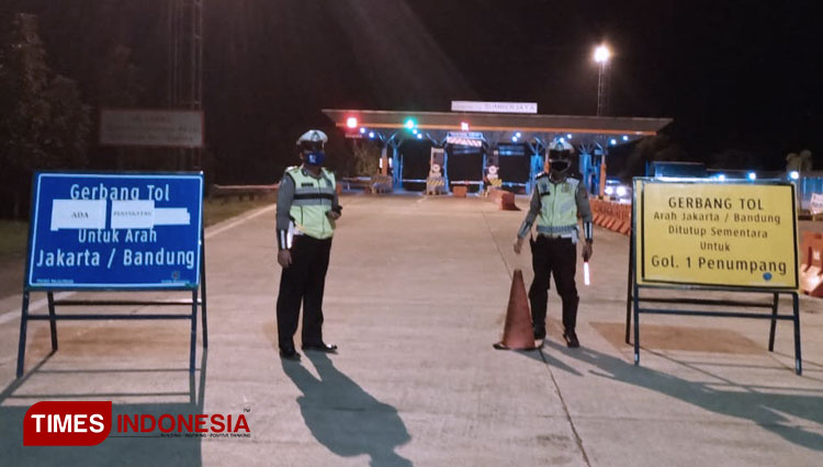 Petugas Satlantas Polres Majalengka, melakukan penyekatan di pintu gerbang Kertajati, Tol Cipali, Majalengka. (Foto: Jaja Sumarja/TIMES Indonesia)