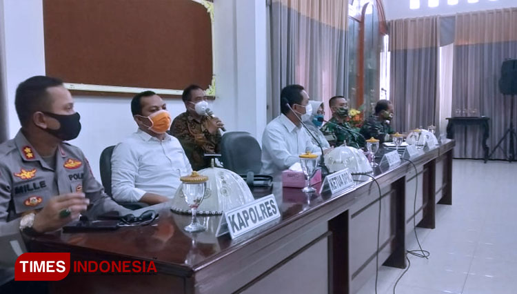 Bupati Lumajang Thoriqul Haq bersama jajaran Forkopimda mengumumkan 21 pasien Covid-19 sembuh (Foto: Qomaruddin Hamdi/TIMES Indonesia)