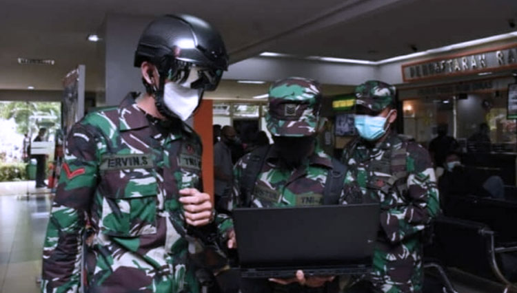 Kasad Andika Perkasa Saksikan Cara Penggunaan Helmet Thermal KC Wearable