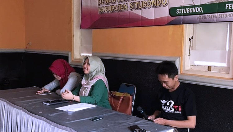 Umi Latifa, Anggota DPRD Situbondo berbaju hijau (foto for TIMES Indonesia)