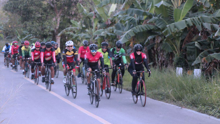 Danrem Merauke Kolonel Inf Bangun Nawoko bersama komunitas sepeda di Merauke bersepeda menuju Taman Nasional Wasur, Minggu (31/5/2020). (foto: Korem 174/ATW)