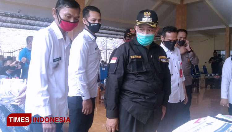 Bupati Malang, Drs HM Sanusi MM saat meninjau Kampung Tangguh. (FOTO: Binar Gumilang/TIMES Indonesia)