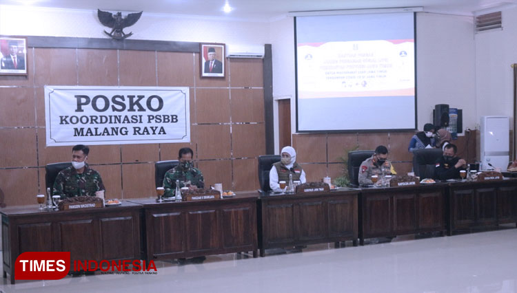 Gubernur Jatim Hj Khofifah Indar Parawansa saat memimpin Rakor New Normal di Bakorwil Malang. (FOTO: Humas Polres Malang)
