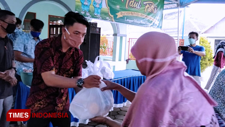 Komunitas Pemuda Arenda saat membagikan sembako bagi janda terdampak Covid-19. (Foto: Binar Gumilang/ TIMES Indonesia)
