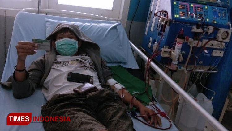 Nelson Riwong saat menjalani cuci darah di tengah pandemi dirumah sakit RSK Lindimara Waingapu. (FOTO: Habibudin/TIMES Indonesia)