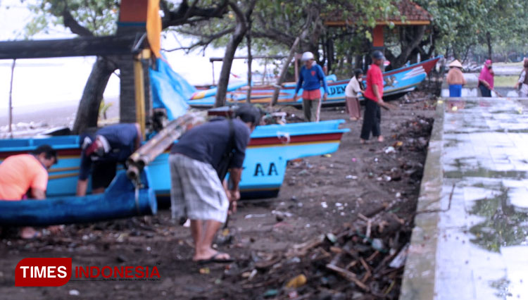 New normal di Cilacap membuka kembali tempat wisata di Kabupaten Cilacap, sehingga pelaku usaha bersih-bersih pantai. (Foto: Pendim Cilacap for TIMES Indonesia)