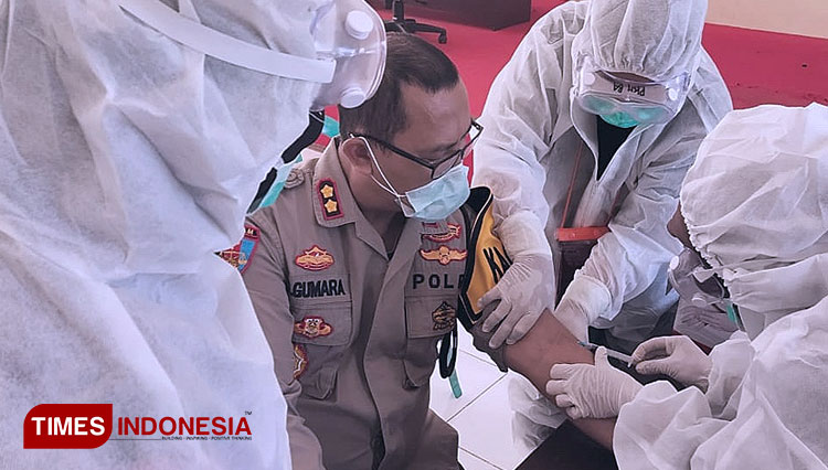 Tim Labkesda Pagaralam mengambil sampel rapid tes kepada Kapolres Pagaralam. (Foto: Asnadi/TIMES Indonesia)