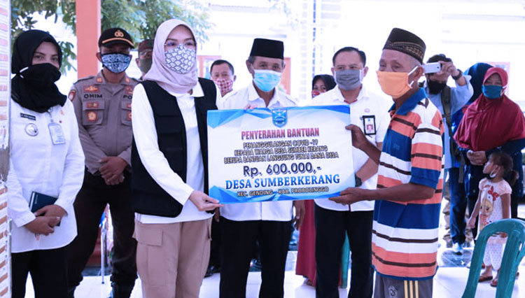 Bupati Tantriana Sari, menyerahkan BLT Dana Desa (Foto: dokumentasi Mujiono)